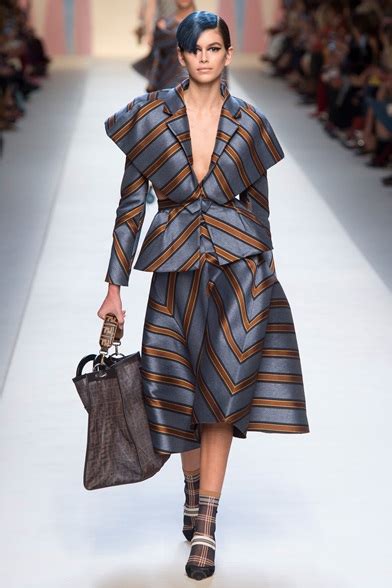 borsa fendi estate 2018|Fendi Spring RTW 2018 .